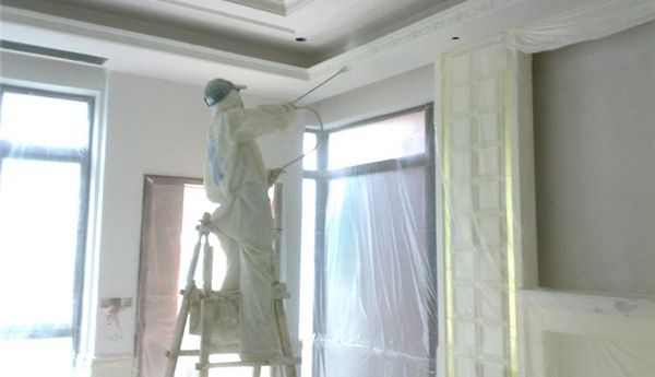 裝修施工：粉刷墻面是用滾輪粉刷還是用機器噴涂？哪種更好？